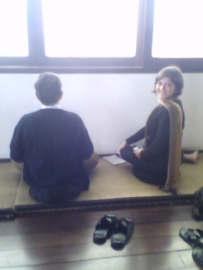 Petria Chaves aprendendo a meditar com o mestre HB